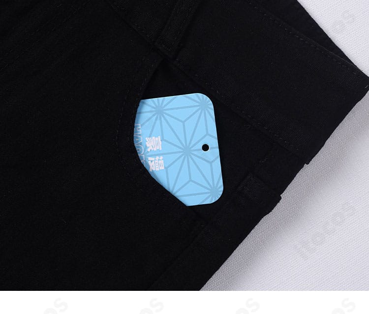 ズボンのポケット周り装飾。開口部の形状と補強ステッチが見える