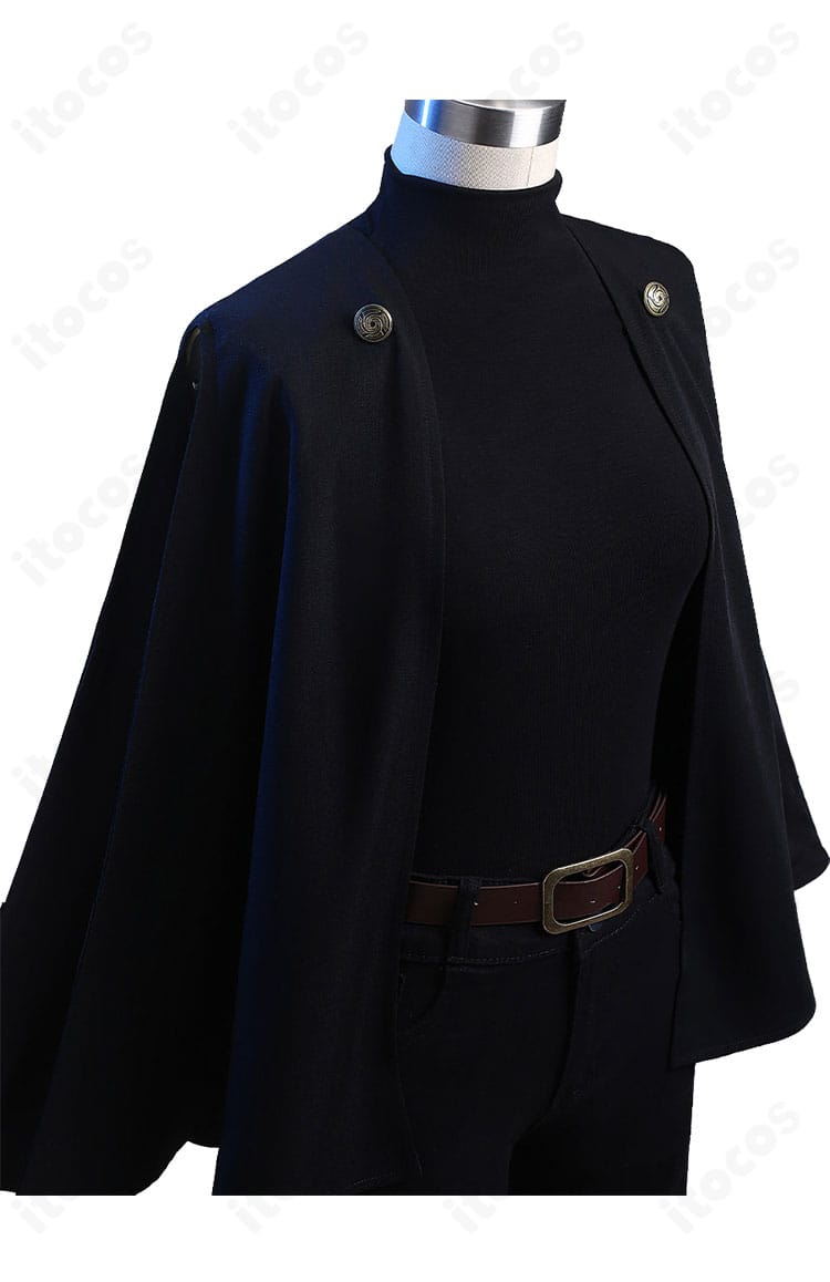 肩と袖の装飾ディテール。縫製ステッチと肩周りの可動域を確保したカッティング