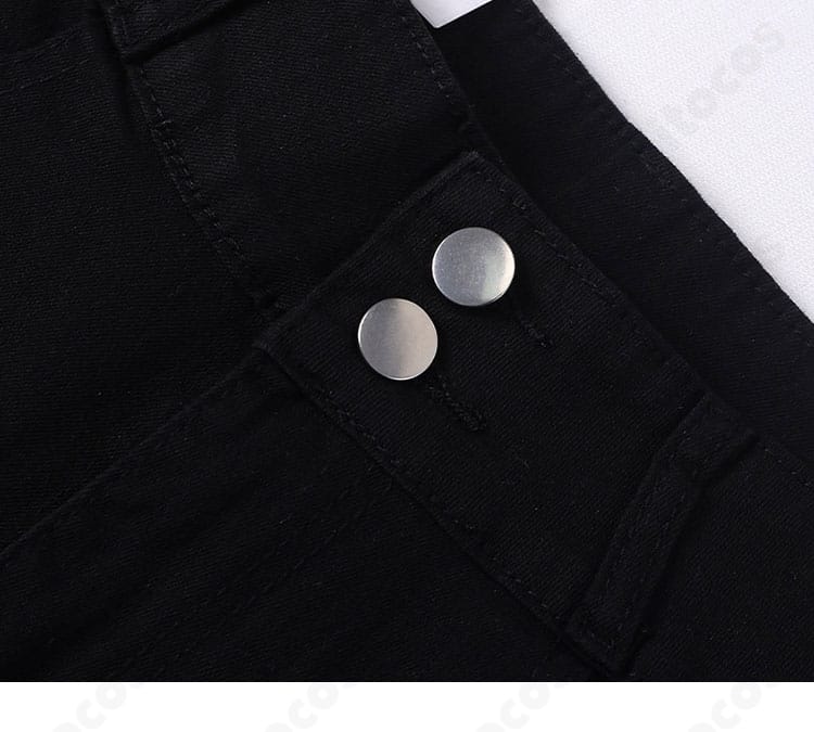 ズボン装飾のディテール。サイドラインとステッチでシャープな印象を演出