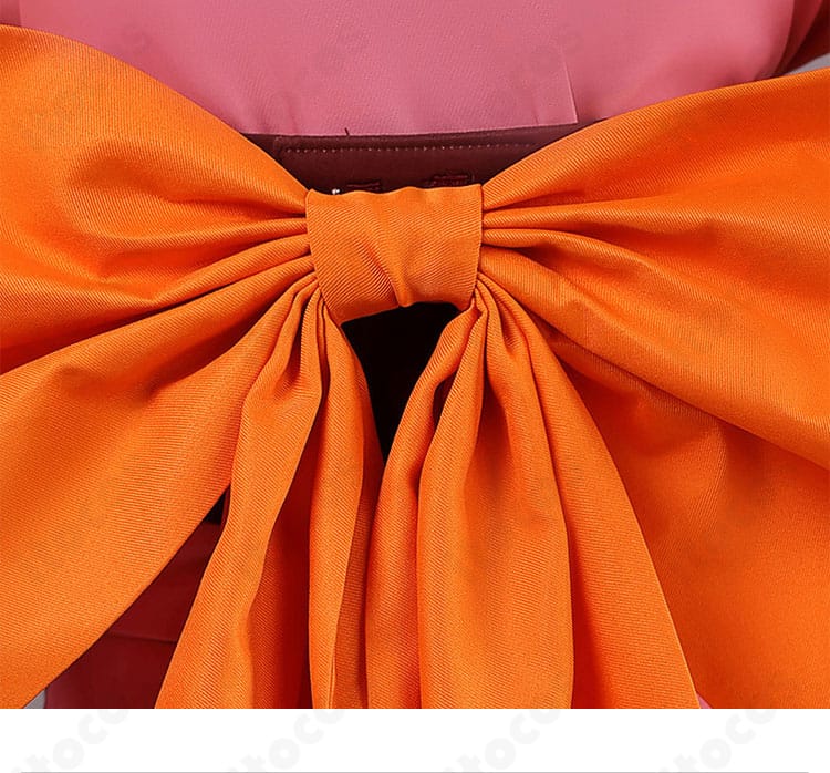 背中の大きな蝶結び装飾ディテール（ボリューム感と形状の近接写真）