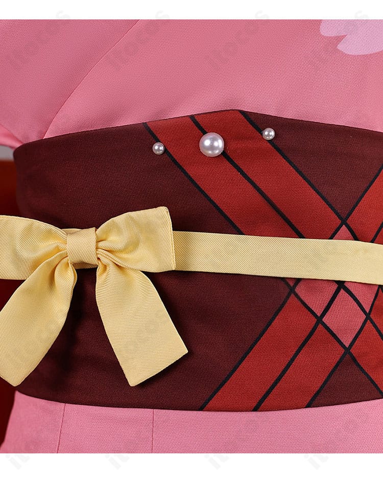 ウエスト周りの装飾ディテール（コルセットベルトと結び位置のアップ）