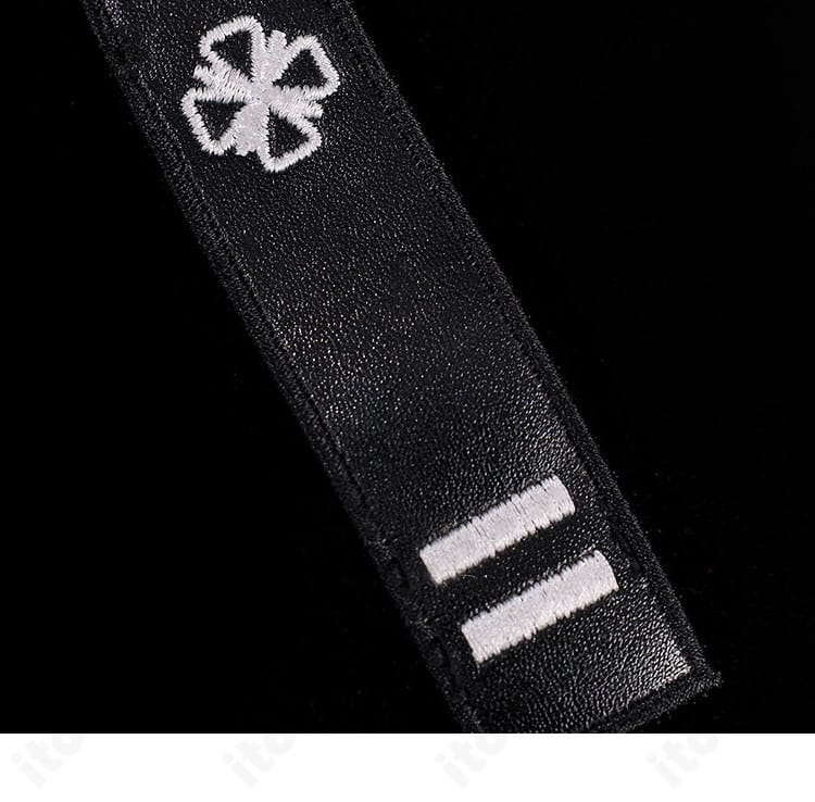 リリーバイス 制服の肩章・肩飾りと肩ベルトの固定ディテール