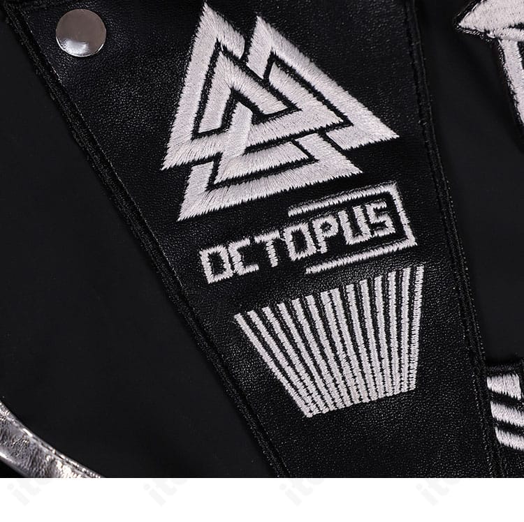 リリーバイス 制服の襟章と胸元エンブレム装飾のディテール