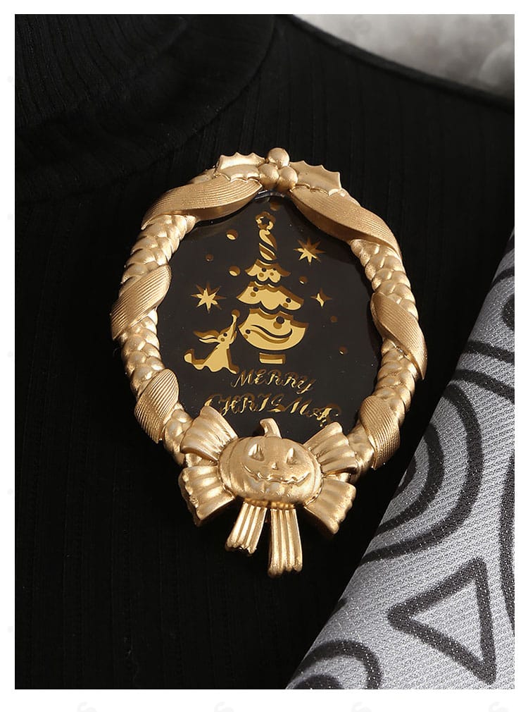 胸元ブローチと装飾パーツのクローズアップ