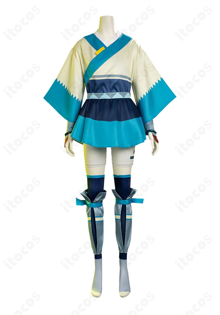 正面ディテール:トップスとスカートの装飾・配色の近接