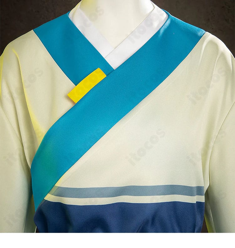 襟元と斜め合わせのデザインディテール(ネック周りの縫製)