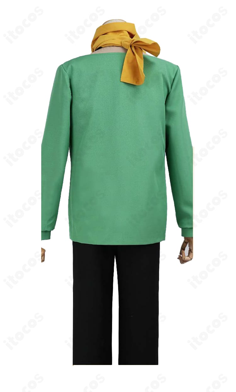 緑のコート背面ディテール。ヨーク部分と背中心のライン、裾の広がりを写したクローズアップ