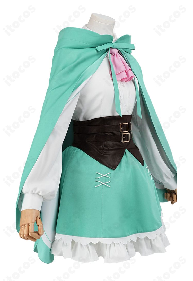 右側ディテール拡大。コルセットベルトとマントの縁取り、スカーフの収まりを示したクローズアップ。