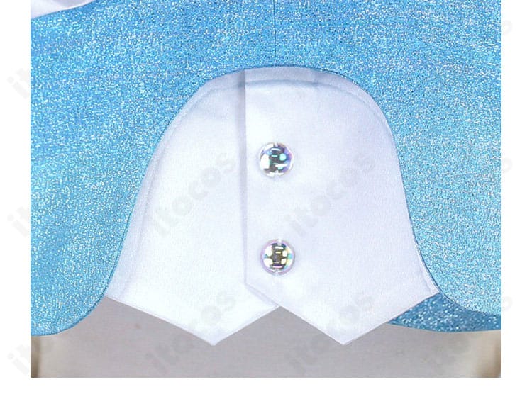 トップス前面のボタン装飾とステッチのアップ