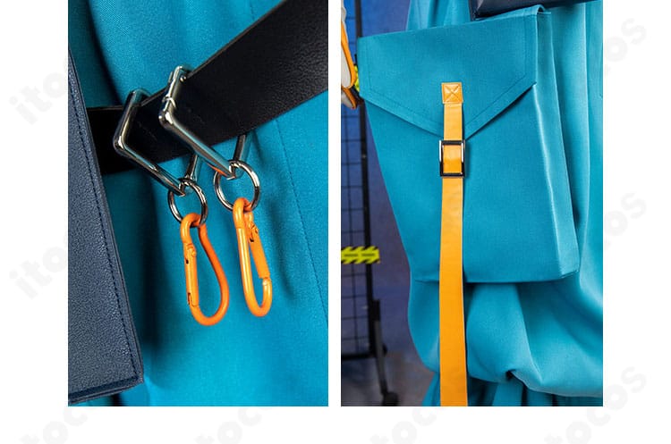 付属アクセサリーの詳細。名札、首飾り、金具パーツの質感