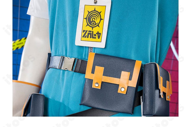 ウエストポーチのディテール。収納口と固定ベルトの構造