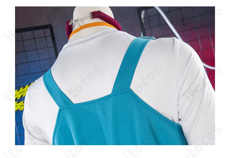 肩まわりのアップ。張り感ある生地とショルダーの立体ライン