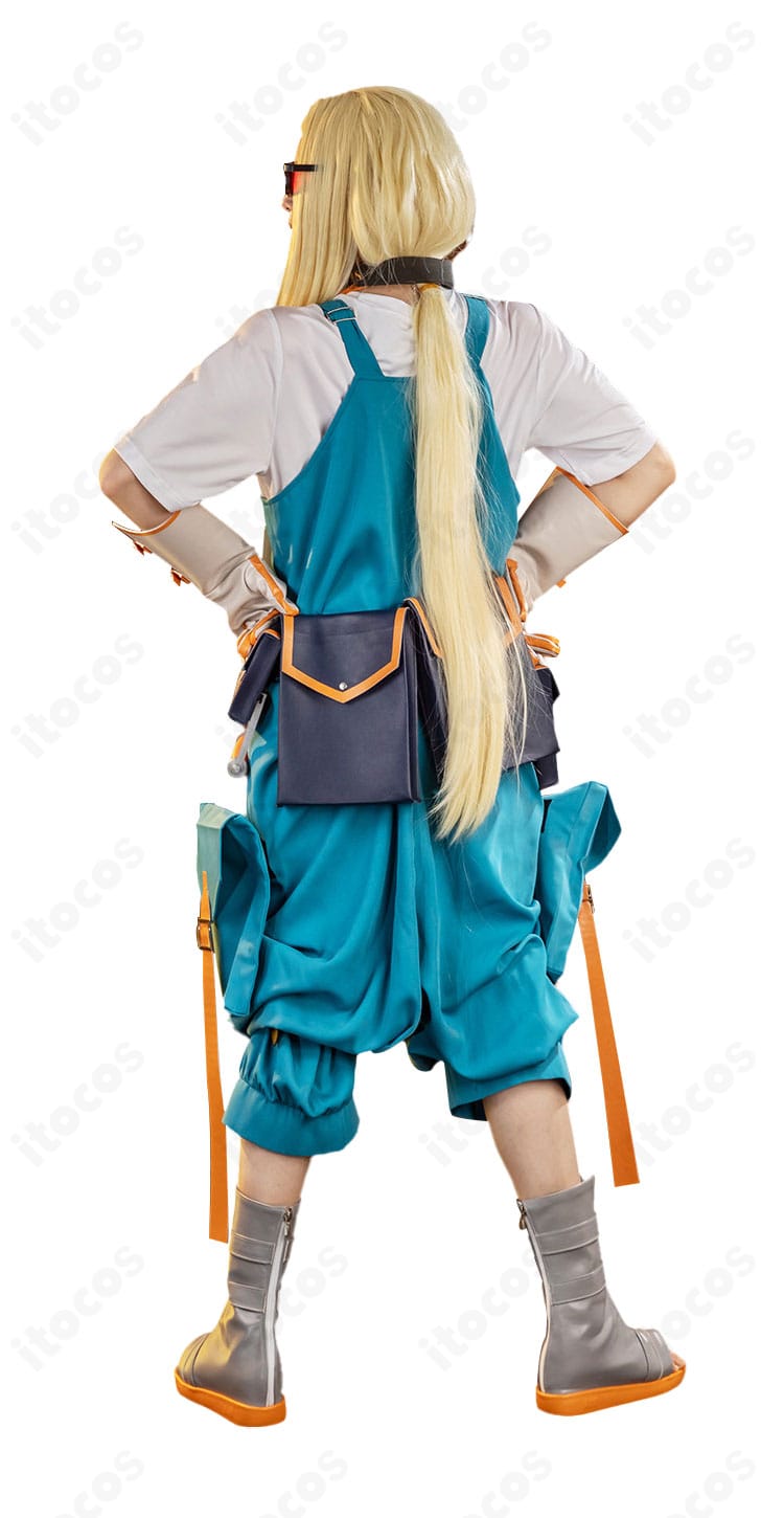 モデル着用の背面全身。ベルト取り回しと背面シルエットの確認用