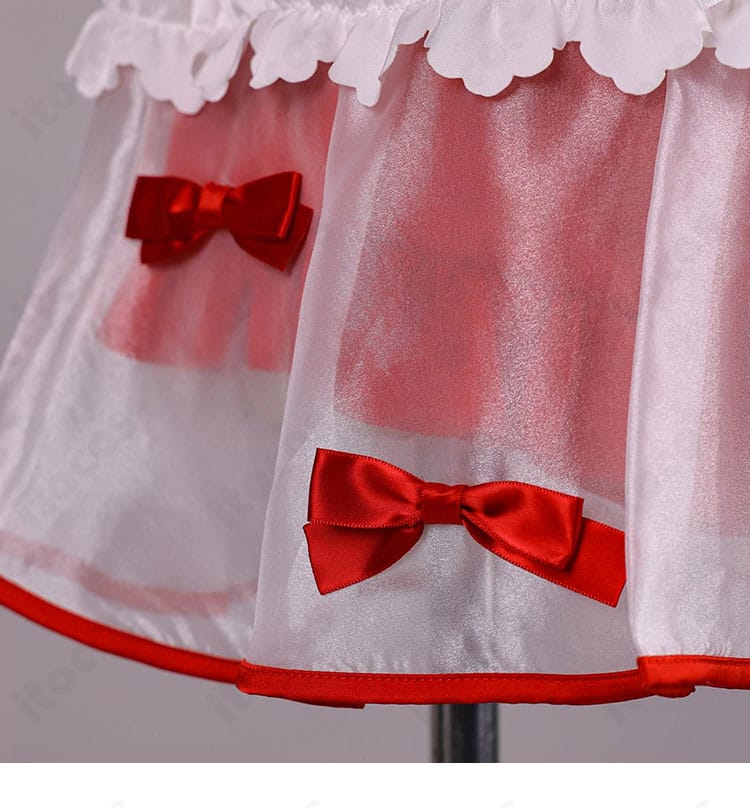 カーディガンの赤いリボン装飾と留め具の接写