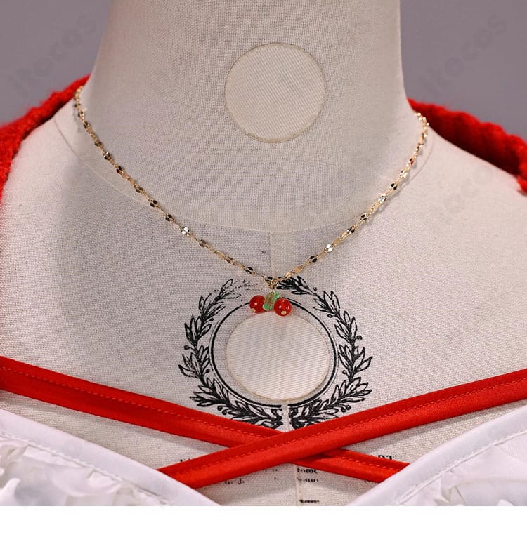 ネックレスと襟元の装飾ディテールの接写