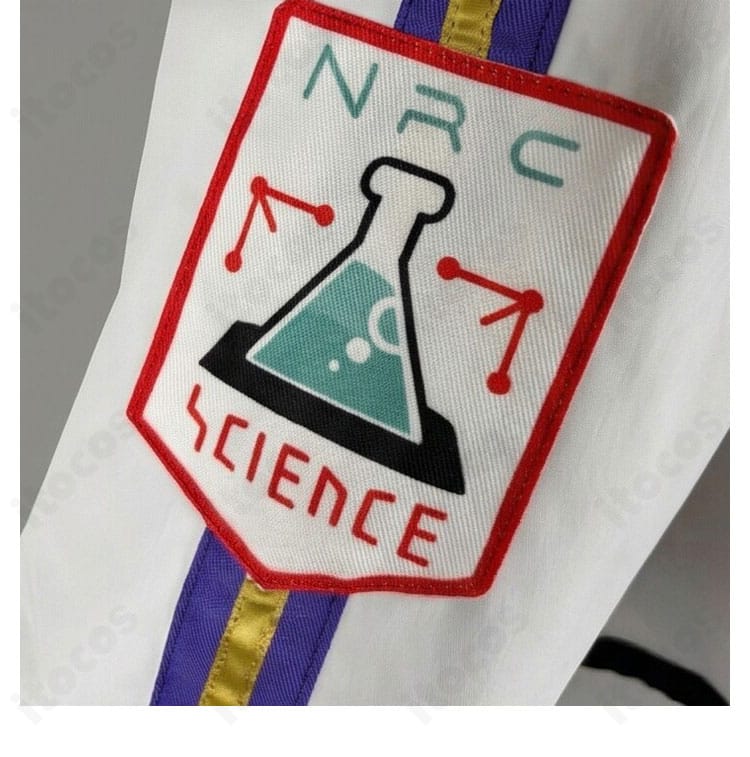 袖口の徽章（ワッペン）装飾と刺繍の質感を示すディテール