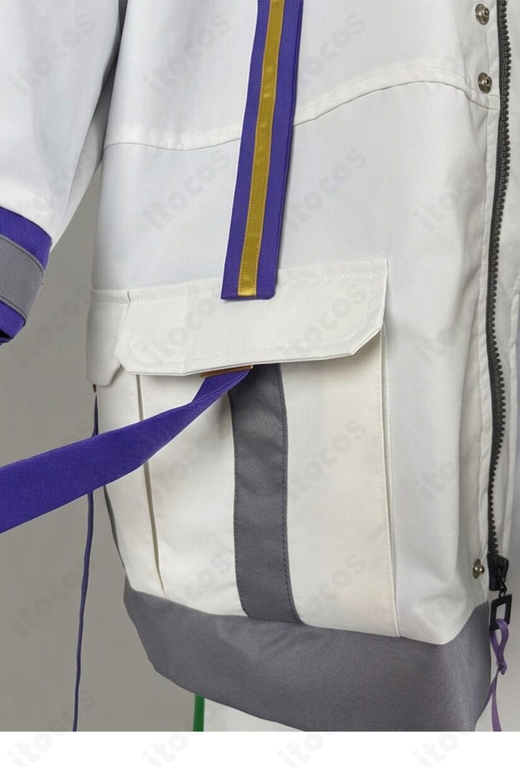 コートのポケット周りの装飾・フラップ形状と縫製を確認できるディテール