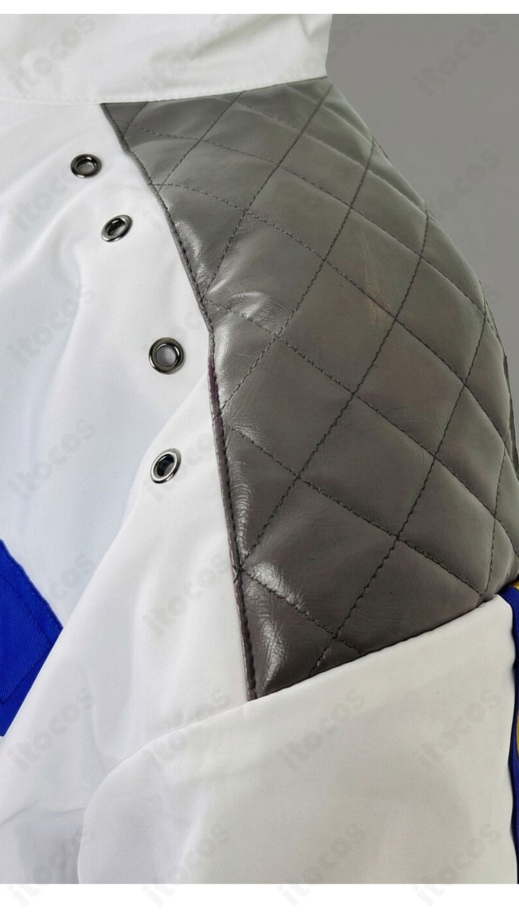 コート肩部分の装飾・肩章の取り付けと質感を示すクローズアップ