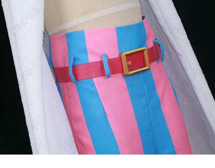 ウエスト周りの装飾ディテール(ベルトの質感と留め部)