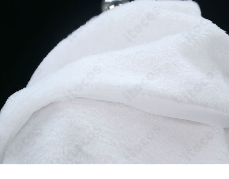 マントの縁に施されたボア風ファーの質感ディテール