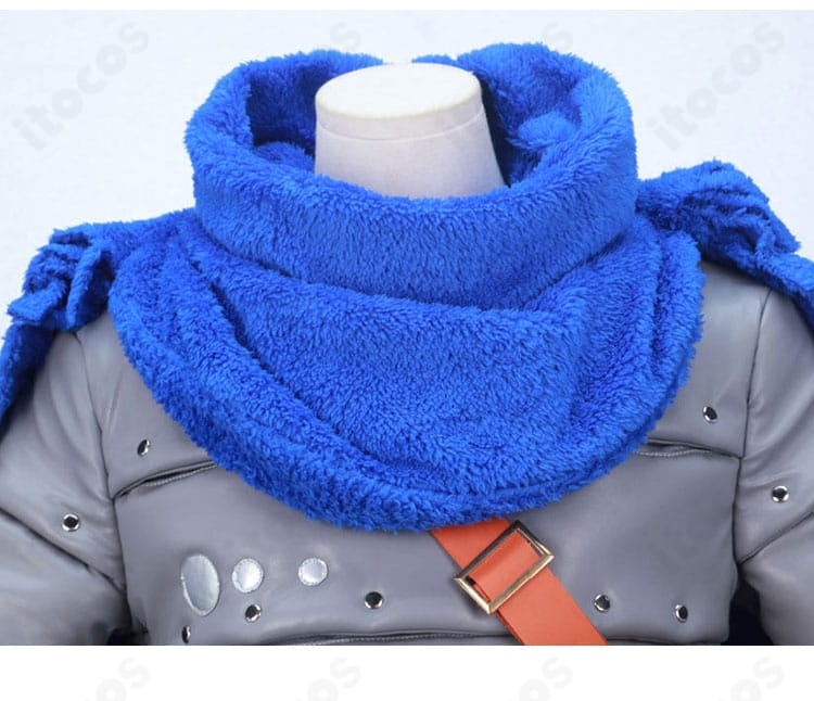 襟元とネック装飾パーツの近接ディテール