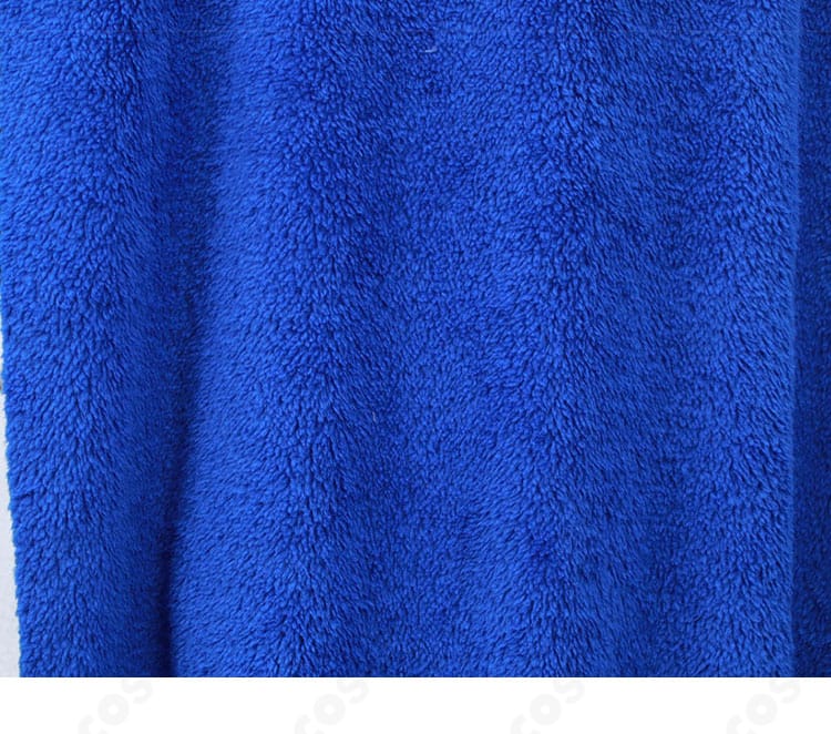 マント裾のファー調トリム（縁取り）ディテール