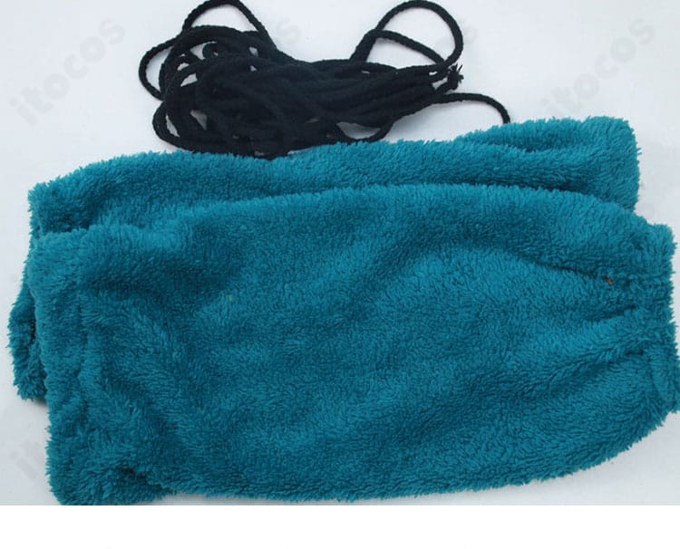 レッグカバーの装飾ディテール（装着構造と表面テクスチャ）