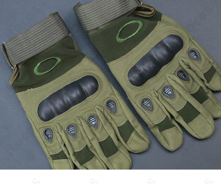 手袋の素材感と手甲パーツの固定ディテール