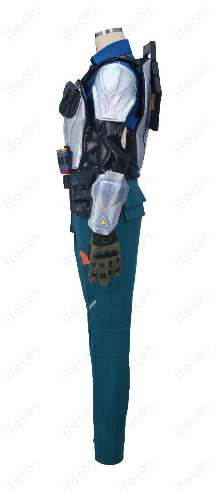 袖口と手甲の装飾ディテール。縫製と質感のアップ