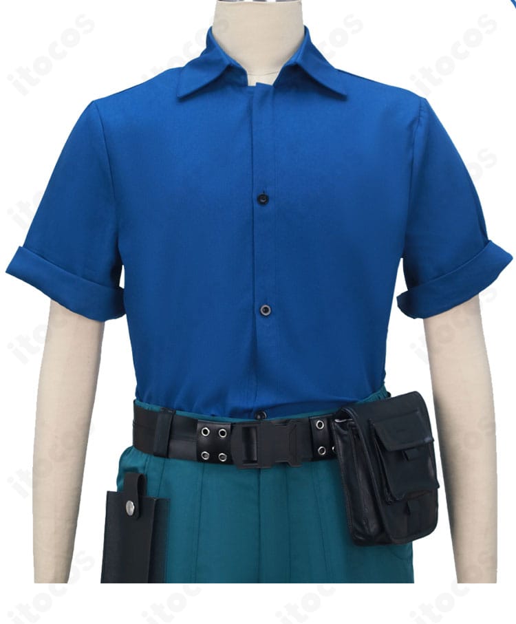 インナーとベストの胸元ディテール。胸飾りの配置