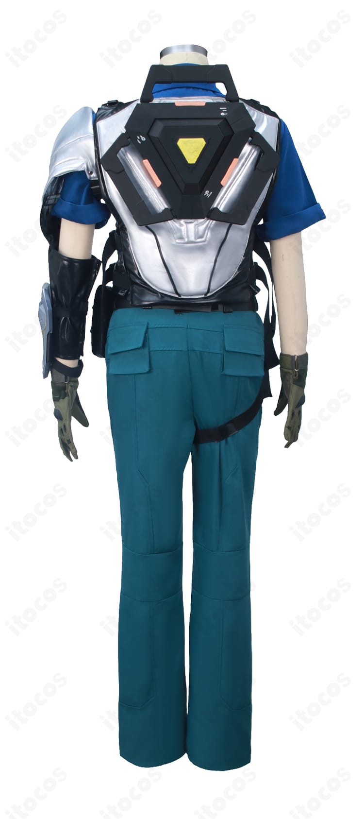 背面のベルト取り回しとアーマー装飾の固定ディテール