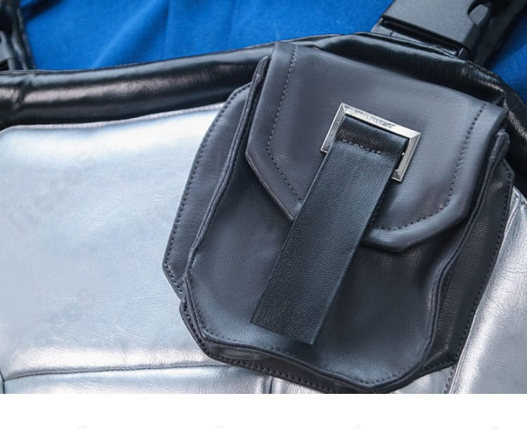 胸飾りパーツの近接。色味と質感の再現ポイント