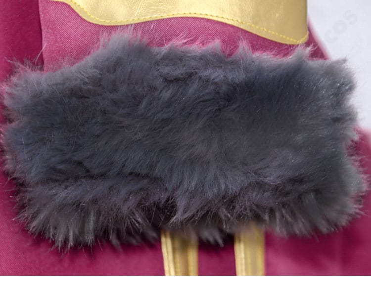 袖口装飾ディテール。カフの形状、装飾パーツの留め方と質感。