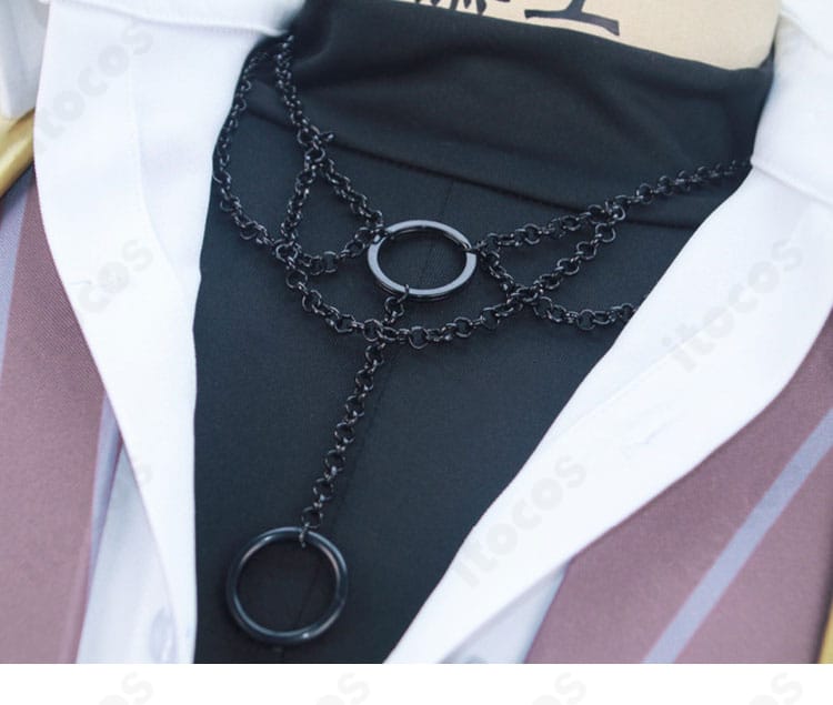 首元アクセサリーのディテール。ネックレスと装飾の質感・留め具構造を近接表示。