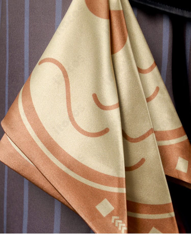 腰間ハンギング装飾ディテール。チェーンとチャームの質感、長さの見え方。