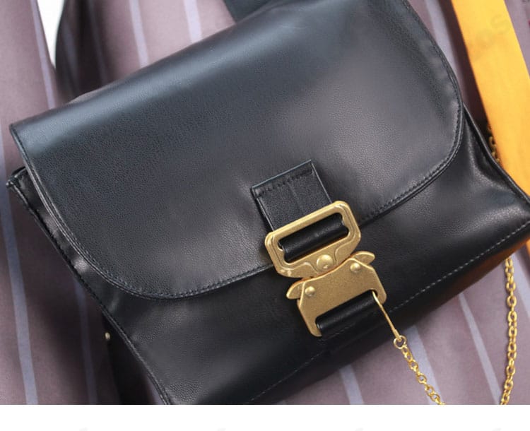 右腰装飾ディテール。金具・ベルトの接続部と位置バランスを強調。