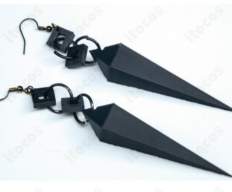 耳飾りディテール。金属調パーツと配色のコントラストで世界観を強調。