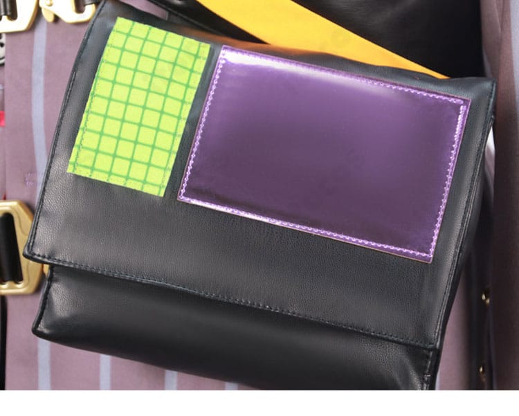 左腰のウエストポーチ装飾ディテール。容量感とベルト固定の仕様を近接で説明。