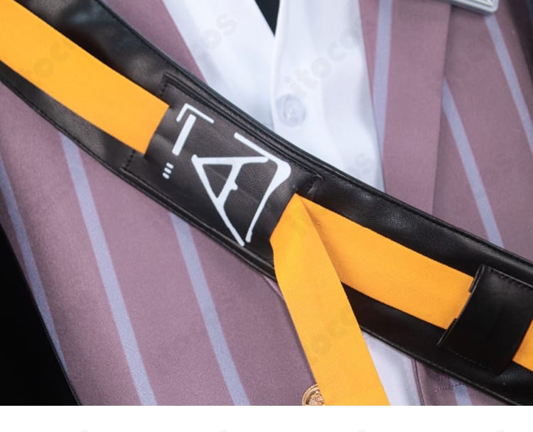 斜めストラップ装飾のディテール。金具とベルト幅、固定ポイントの構成が分かる。