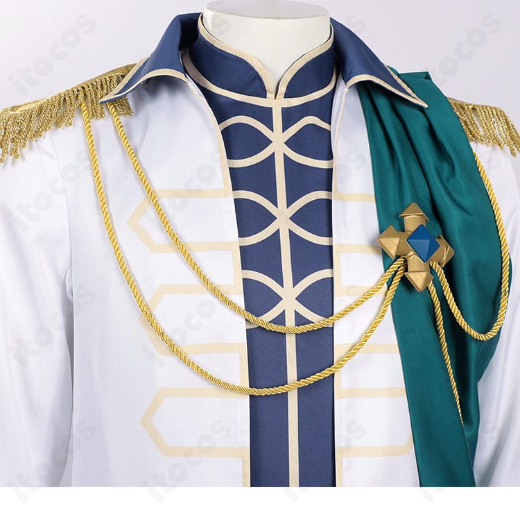 コートの襟元ディテールと装飾の近接写真