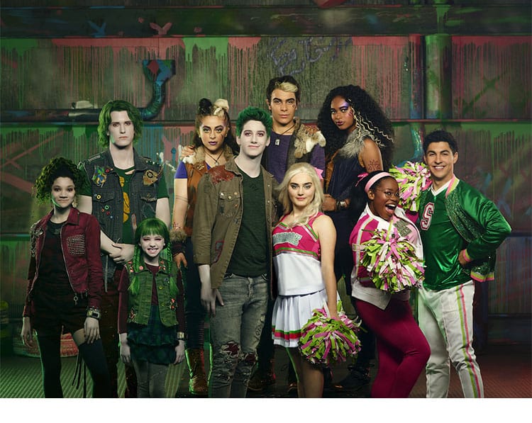 アディソン・ウェルズのチアリーダー衣装一式を着用イメージで表示。ゾンビーズ2の配色とラインが分かる全身スタイリング。