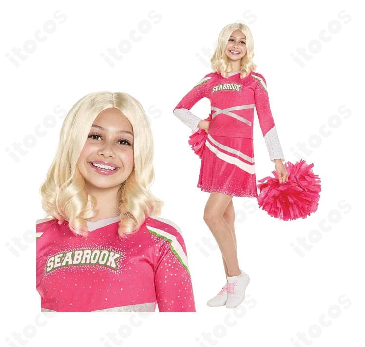 アディソン・ウェルズ衣装トップスの襟元・ロゴ周辺ディテール