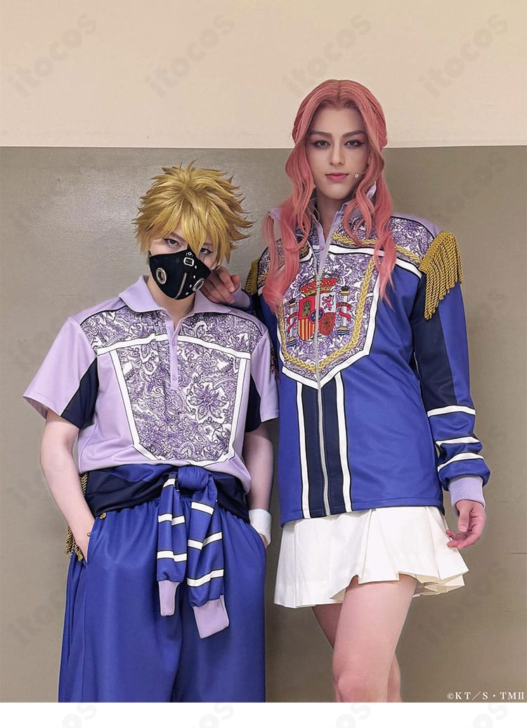 着用モデルの正面全景。コート・シャツ・ショートパンツとリストバンドの構成が分かる画像