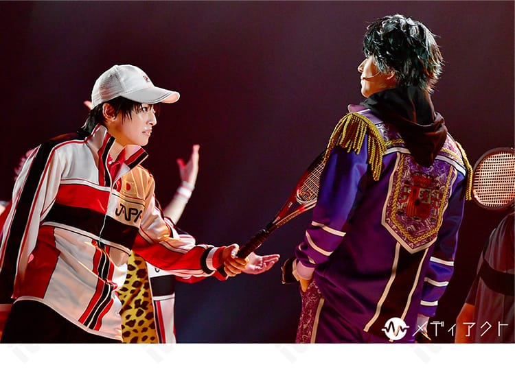 コートの背面パネルと裾ライン、ショートパンツの後ろ姿が分かる背面ディテール