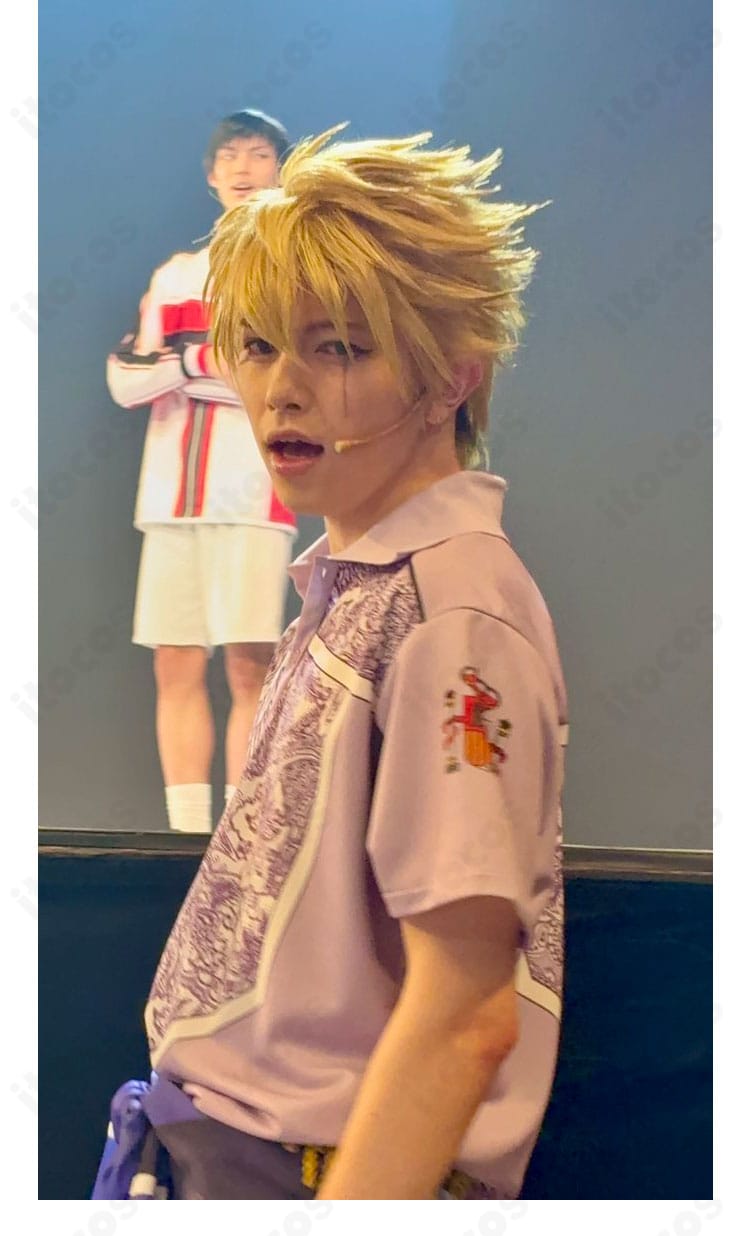 袖口とライン装飾のディテールが分かるテニスコートの袖アップ