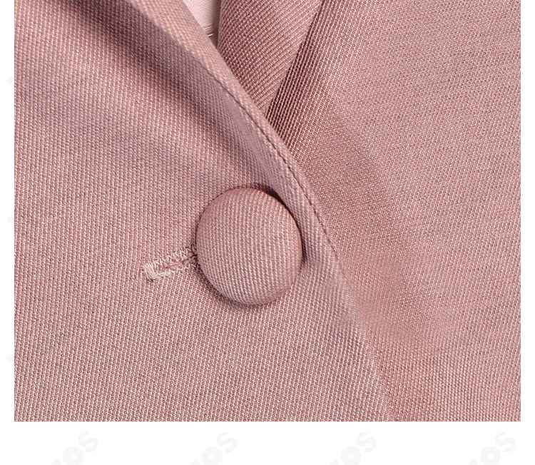 桃瀬成海 ピンクスーツ 前立てとボタンの意匠ディテール画像