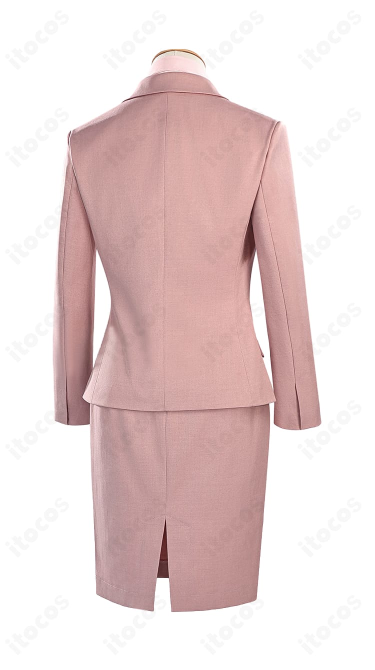 桃瀬成海 ピンクスーツコスプレ 背面のベントとスカートラインの画像