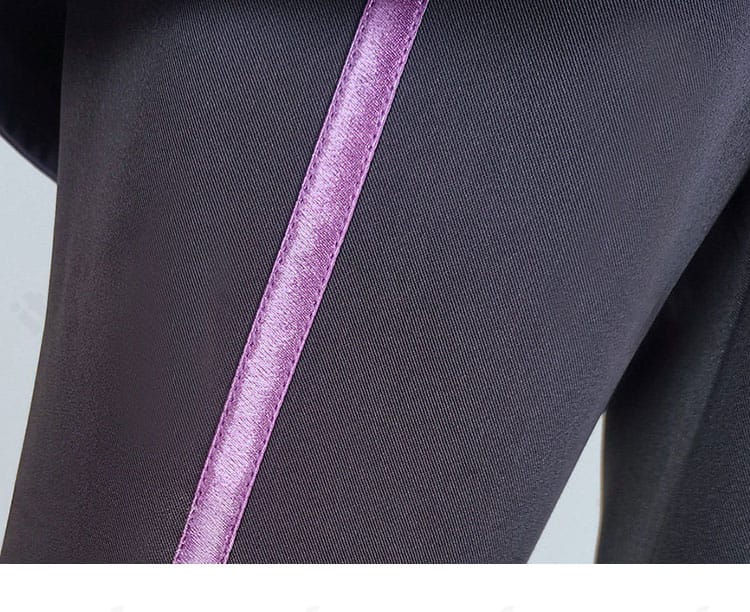 パンツのパープルストライプ装飾のクローズアップ