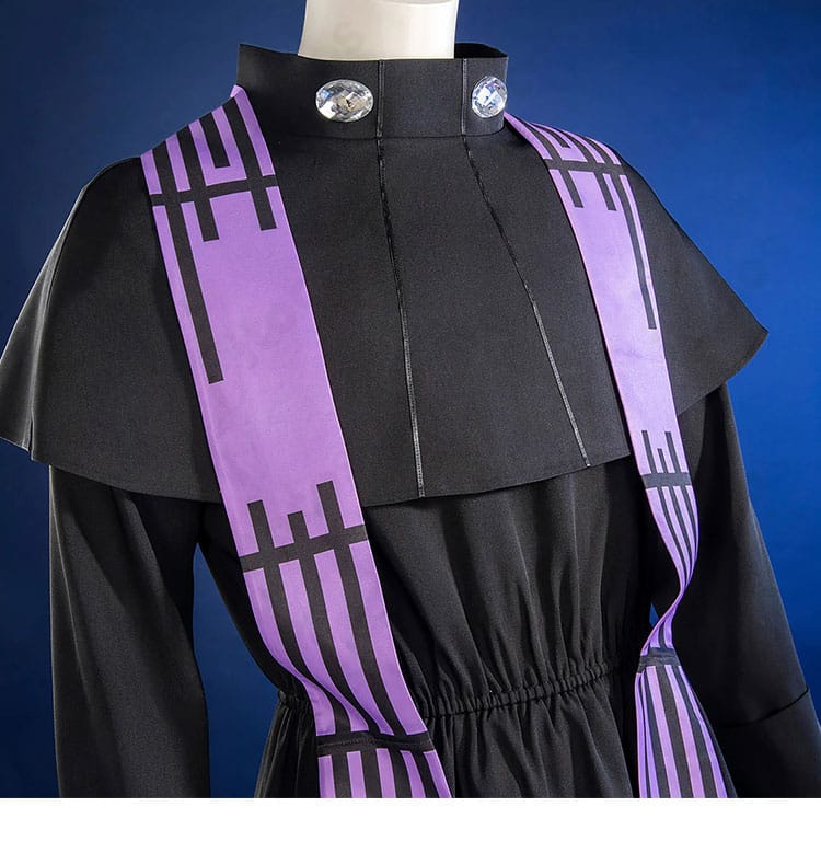 襟元装飾ディテール（ステッチとエッジ処理が分かるアップ）