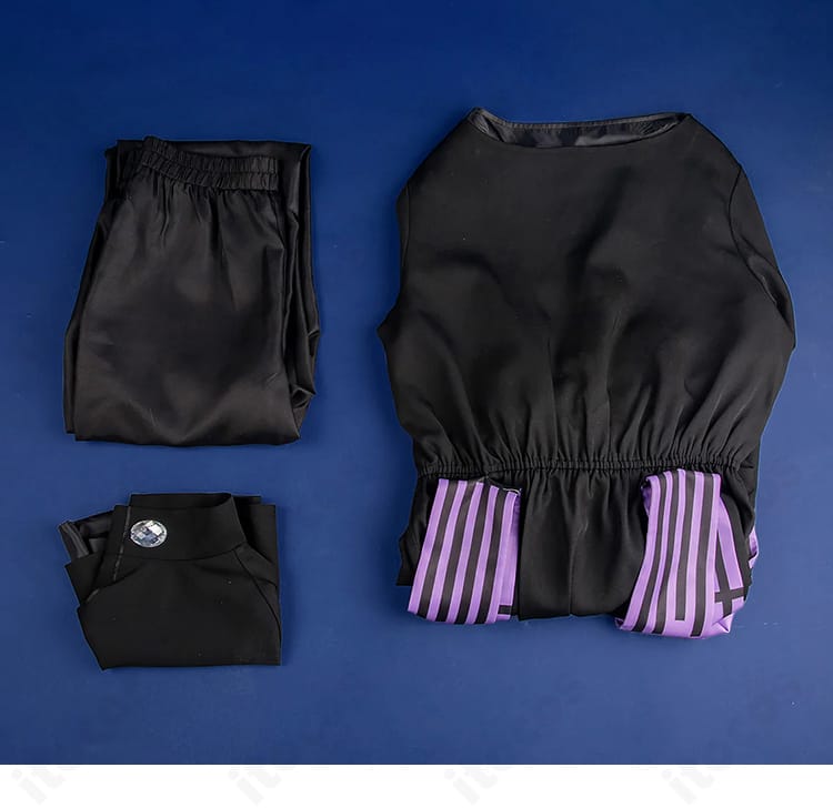 セット内容一式のレイアウト（上着・ズボン・肩掛けの3点）